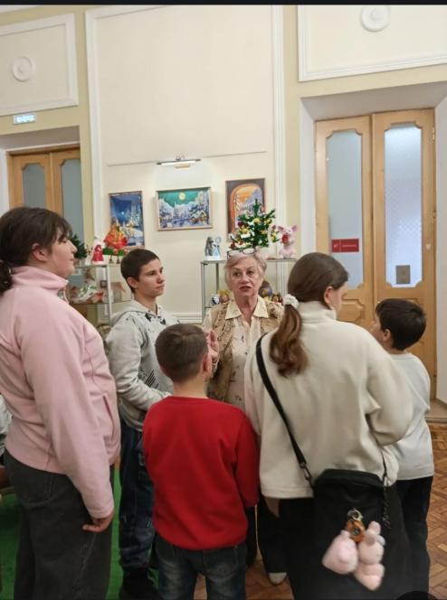 Посетили экспозицию Региональной рождественской выставки «Елка в народном стиле» в Ставропольском краевом Доме народного творчества.